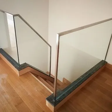 Stiklo balkono turėklai